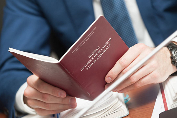 Адвокат не понес дисциплинарной ответственности за обещание судье станцевать стриптиз