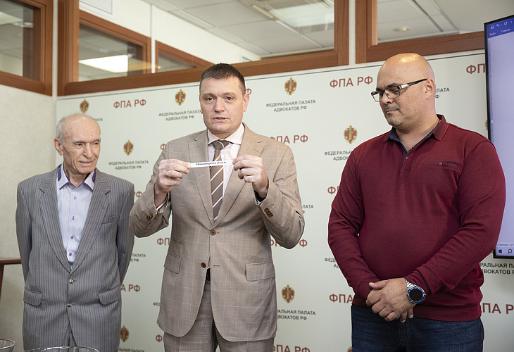 Проведена жеребьевка участников второго этапа ХII Всероссийского чемпионата по мини-футболу среди адвокатов на приз «АГ» Проведена жеребьевка участников второго этапа ХII Всероссийского чемпионата по мини-футболу среди адвокатов на приз «АГ»