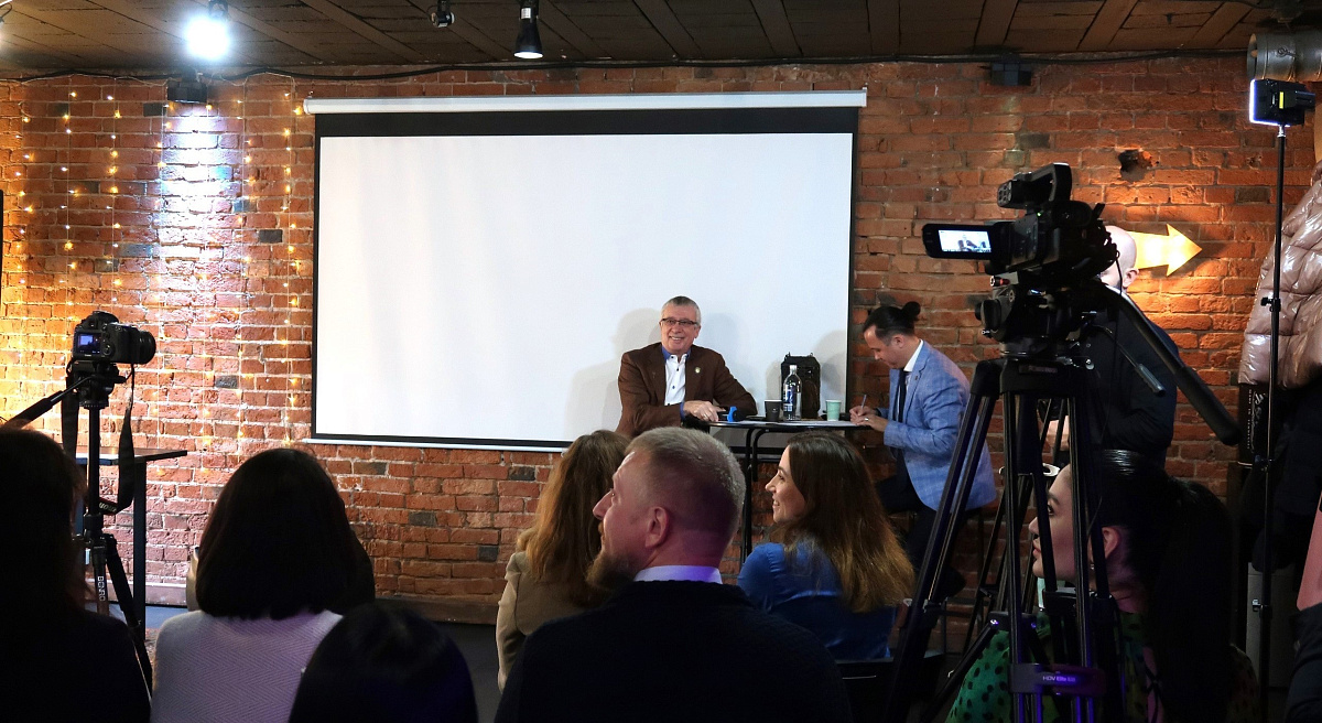 Вадим Клювгант стал гостем проекта «Лучше спросите мэтра»