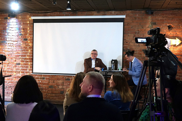 Вадим Клювгант стал гостем проекта «Лучше спросите мэтра»