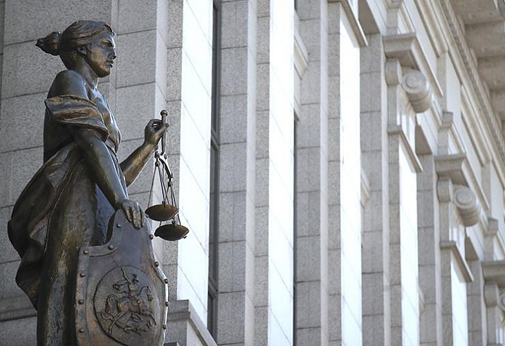 Российские суды до 10 апреля приостанавливают все процессы, кроме безотлагательных